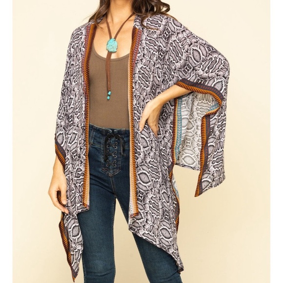 Shyanne Tops - SHYANNE WOMEN'S SNAKE PRINT SHAWL